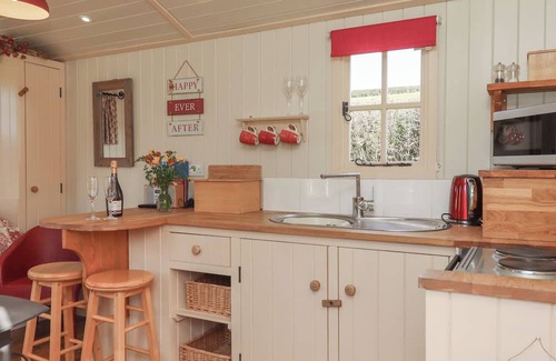 Kennerleigh Cabaña | SHEPHERDS BLISS, romantic, with hot tub in Cheriton Fitzpaine