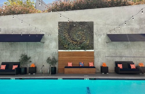 Los Angeles Casa | Enjoy Rooftop Dining and Iconic LA Views at Quirky West Los Angeles Room