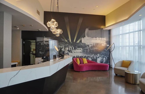 Los Angeles Casa | Enjoy Rooftop Dining and Iconic LA Views at Quirky West Los Angeles Room