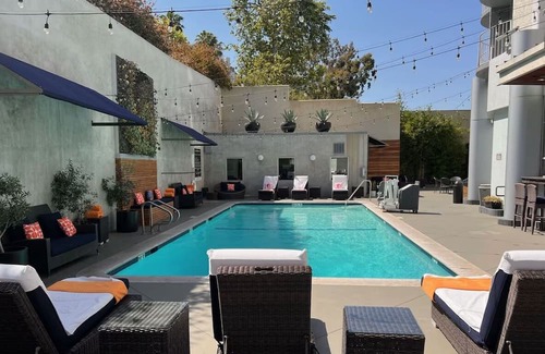 Los Angeles Casa | Enjoy Rooftop Dining and Iconic LA Views at Quirky West Los Angeles Room