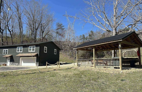 Lookout Valley Neighborhood Association Casa | New - Private pond stocked with fish - game room - fireplace - 2 acres to explore