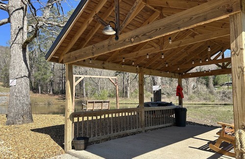 Lookout Valley Neighborhood Association Casa | New - Private pond stocked with fish - game room - fireplace - 2 acres to explore