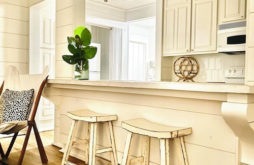 Atlantic Beach Apartamento | Charming first floor apartment easy walk to beach, resturants.