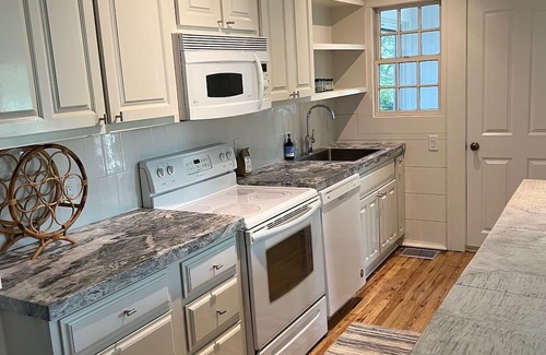 Atlantic Beach Apartamento | Charming first floor apartment easy walk to beach, resturants.