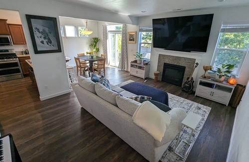 Medford Casa | Cozy 3BR/2.5BA Medford Home w/ Fireplace & Fast WIFI