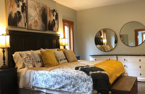 Central Saanich Otro | 5 Bedroom Seabrook Farmhouse, Hot Tub and Swimming Pool 3 min-Butchart Gardens