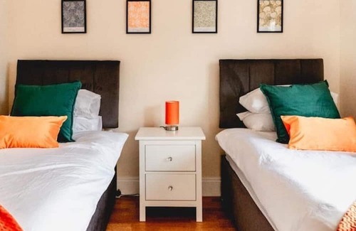 Birmingham Casa | Erdington, M6 Junction 6 - Drive- 3 bed- 5 singles