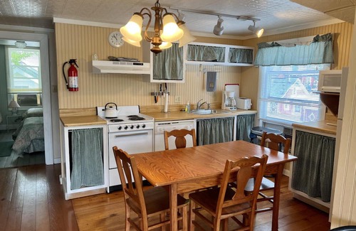 Lakeside Cabaña | Beautiful Cottage Near the Lakefront Path and Downtown