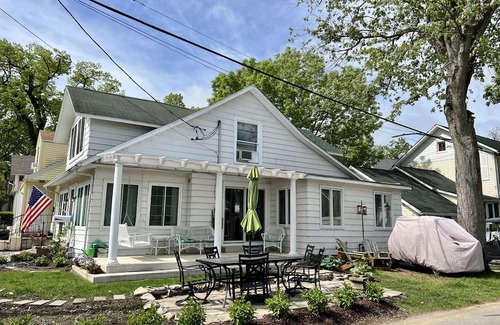 Lakeside Cabaña | Beautiful Cottage Near the Lakefront Path and Downtown