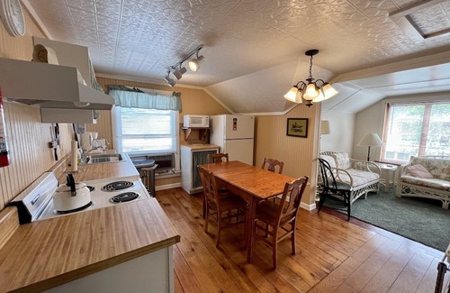 Lakeside Cabaña | Beautiful Cottage Near the Lakefront Path and Downtown