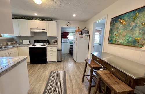 Lakeside Cabaña | Beautiful Cottage Near the Lakefront Path and Downtown