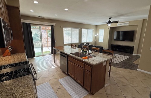 Moreno Valley Casa | 3-bedroom house in charming Moreno Valley with WiFi, AC. Fully furnished.