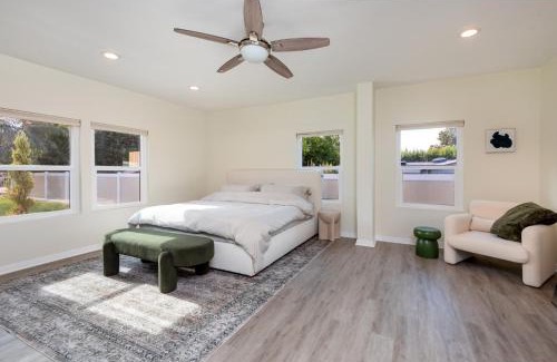 Tarzana Casa | Deluxe and Spacious 4BR Residence with Parking, BBQ