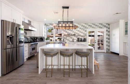 Tarzana Casa | Deluxe and Spacious 4BR Residence with Parking, BBQ