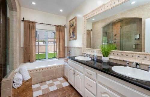 Tarzana Casa | Deluxe and Spacious 4BR Residence with Parking, BBQ
