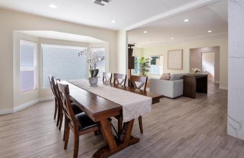 Tarzana Casa | Deluxe and Spacious 4BR Residence with Parking, BBQ
