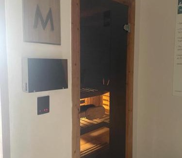 Legazpi Village Apartamento | Modern condo in KL Tower
