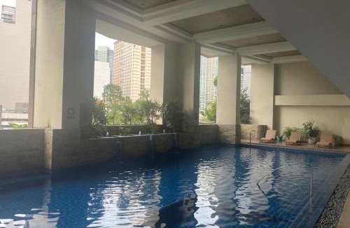Legazpi Village Apartamento | Modern condo in KL Tower