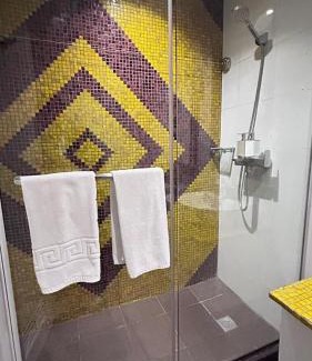 Legazpi Village Apartamento | Modern condo in KL Tower