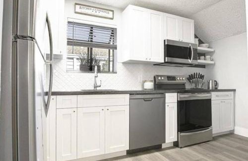 Lake Worth Casa | Endless Summer 2bd 2ba with beautiful outdoors