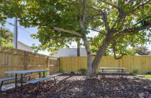Lake Worth Casa | Endless Summer 2bd 2ba with beautiful outdoors
