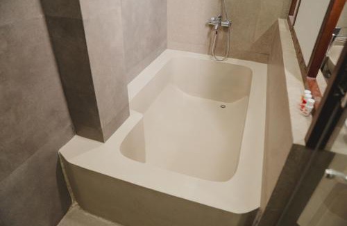 Varanasi Complejo | Kashi Anandam Signature Collection by Eight Continents