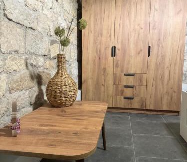 Kostandenets Casa | Yomoct