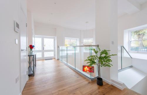 Tower Hamlets Apartamento | Exquisite 3BR Duplex Period Conversion, Air-con & Amenities