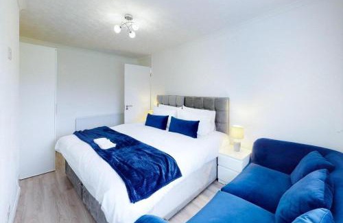 Biddenham Casa | Ranworth House - Holiday home in Bedford Sleeps 5