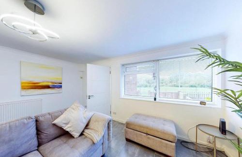 Biddenham Casa | Ranworth House - Holiday home in Bedford Sleeps 5
