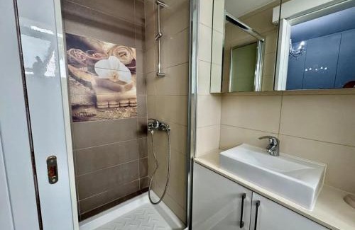 Germasogeia Apartamento | Sophisticated 2BR with Pool & Terrace Views