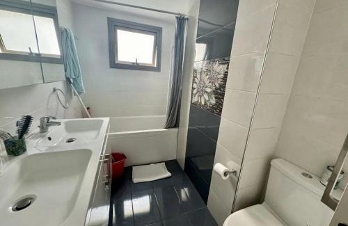 Germasogeia Apartamento | Sophisticated 2BR with Pool & Terrace Views