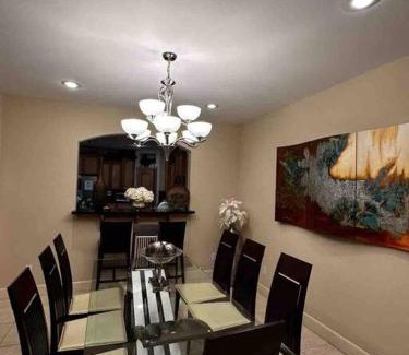McAllen Apartamento | Hermosa casa dentro del lujoso condominio con alberca y mas