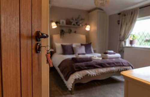 Appley Bridge Casa | Heather room at field view cottage