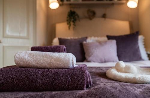 Appley Bridge Casa | Heather room at field view cottage