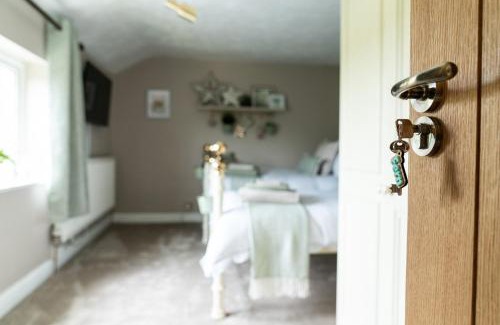 Appley Bridge Casa | Fern room at field view cottage