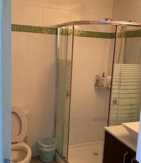 Richmond Casa | Spacious and bright queen bed room with private bathroom