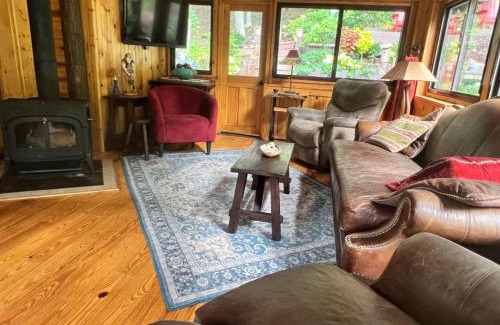 Bakersville Casa | Artisan Cabin on Houndhill