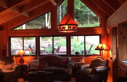 Bakersville Casa | Artisan Cabin on Houndhill