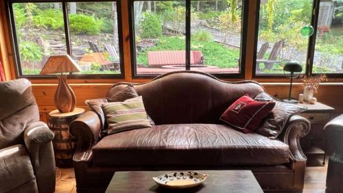 Bakersville Casa | Artisan Cabin on Houndhill