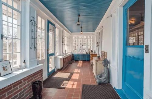 White Plains Casa | Balcony Room At Cozy Homeva