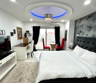 Balibago Hotel | Deluxe room with king bed and Balcony at Kandi Palace