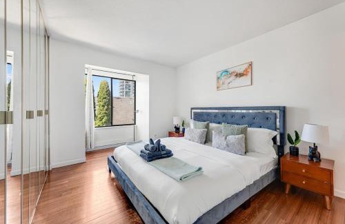 West End Apartamento | Stunning 3-Bed 2-Bath Condo in DT w Free Parking