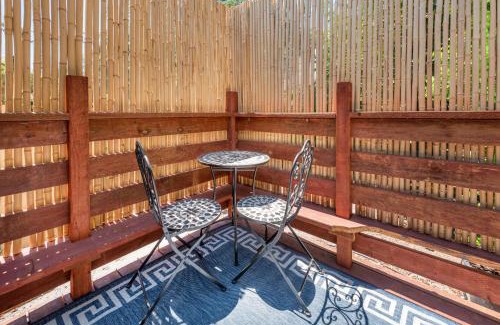 Tarzana Apartamento | Cozy 1BR Gem with Wood Deck, Free parking Sleeps 3