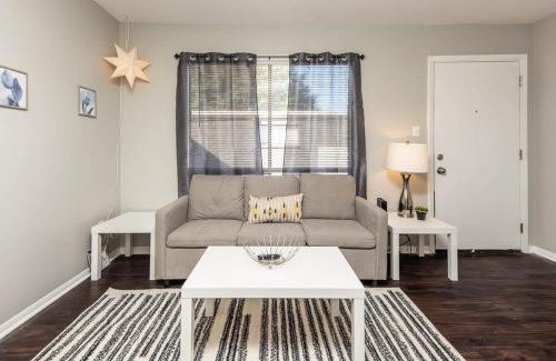 University District Apartamento | Cozy 2BR Haven for Families Near U of Memphis TF14