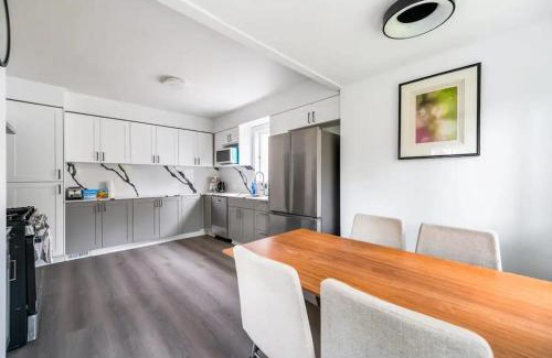 Dunbar Casa | Cozy bedrooms in main floor to enjoy in vancouver