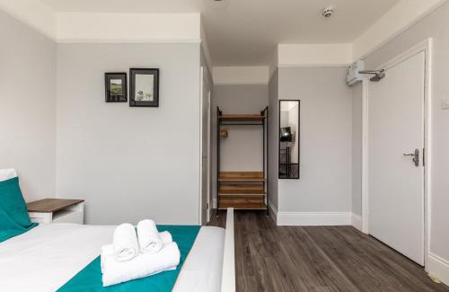 Bradley Stoke Casa | Dove Court Travel Lodge 5 - First Floor Ensuite