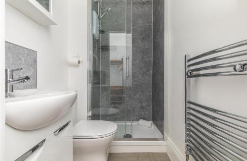 Bradley Stoke Casa | Dove Court Travel Lodge 4 - First Floor Ensuite