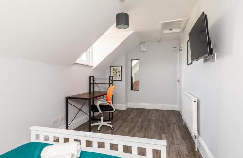 Bradley Stoke Casa | Dove Court Travel Lodge 6 - Top Floor Double Bedroom