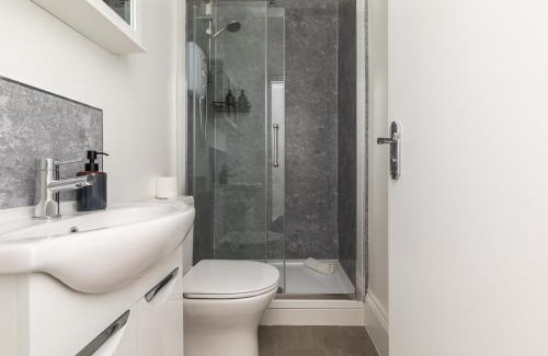 Bradley Stoke Casa | Dove Court Travel Lodge 3 - First Floor Ensuite